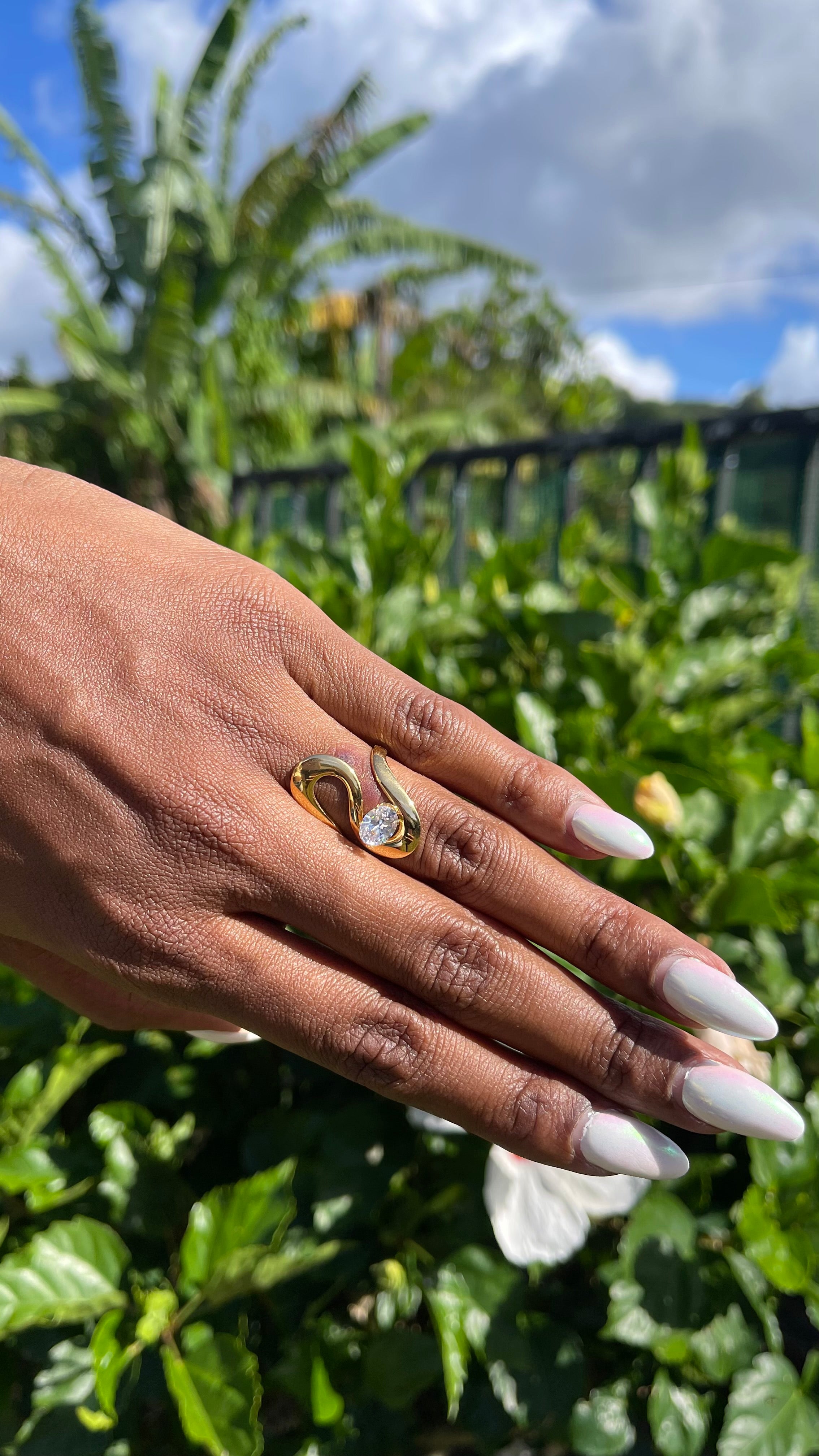 Bague Dorée Design Ondulé Ornée de Cristal