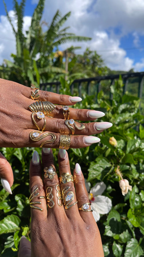 Bague Dorée Design Ondulé Ornée de Cristal